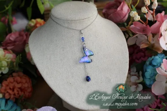 Pendentif petit papillon bleu avec chaine et perle pendante