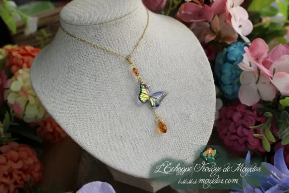 Pendentif petit papillon jaune avec chaine et perle ambre pendante