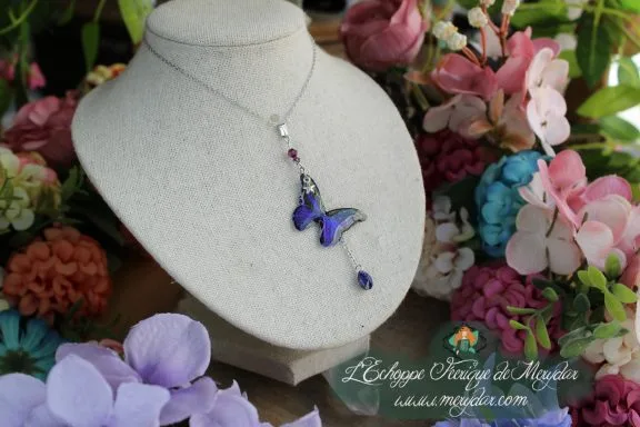 Pendentif petit papillon violet avec chaine et perle rouge pendante