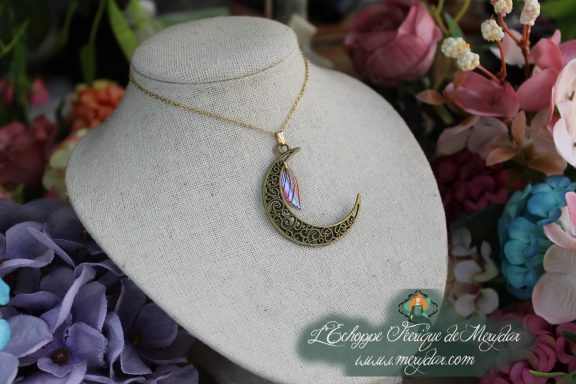 Pendentif croissant de lune filigrane, sur buste