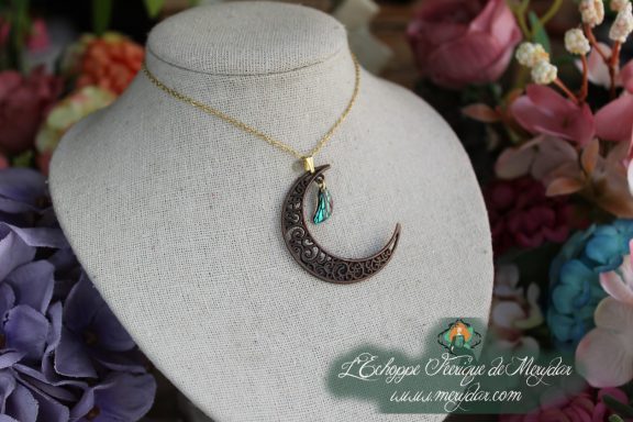 Pendentif croissant de lune filigrane dore avec breloque violette