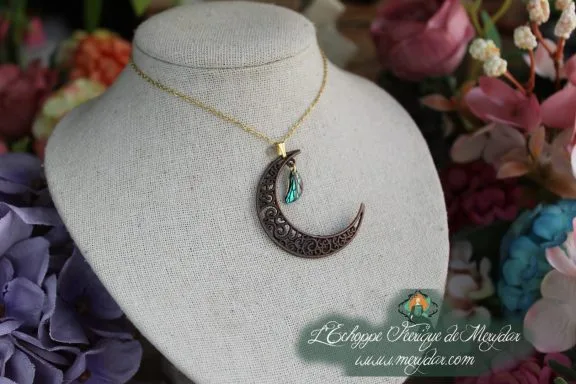Pendentif croissant de lune filigrane dore avec breloque violette