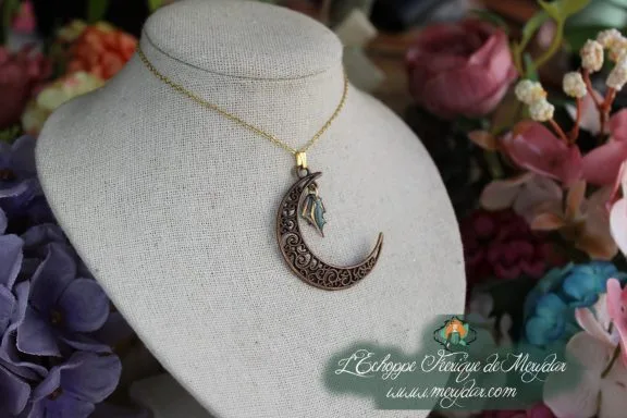 Pendentif croissant de lune filigrane dore avec breloque