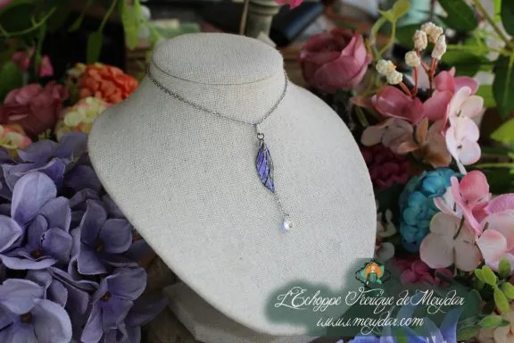 Pendentif goutte cristal transparente sur chaine