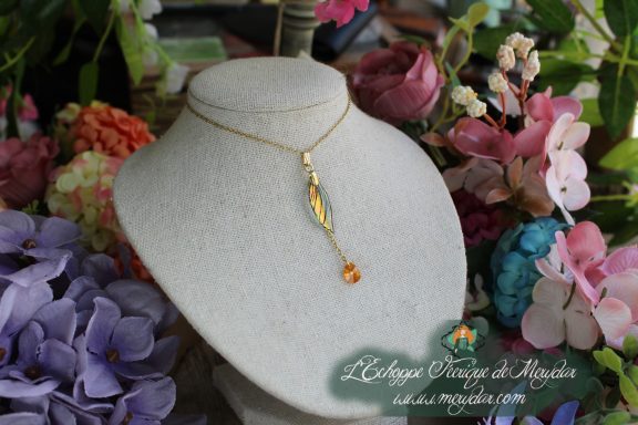 Pendentif petite aile bleue avec goutte cristal pendante