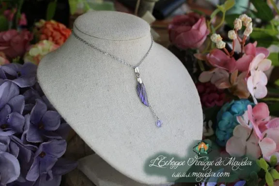 Pendentif petite aile bleue avec goutte cristal pendante, gros plan