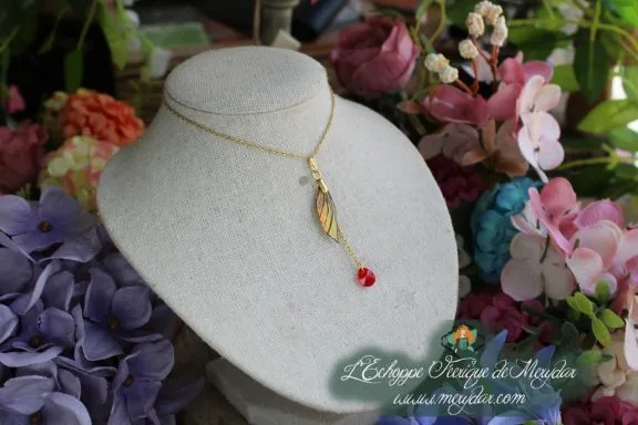 Pendentif petite feuille doree avec goutte cristal rouge pendante