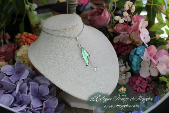 Pendentif petite aile blanche nacree avec goutte cristal pendante