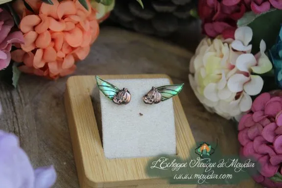 Boucles d'oreilles ailes vertes avec breloque champignon cuivre, sur socle