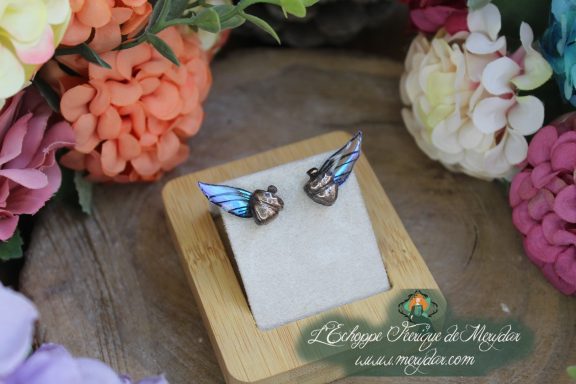 Boucles d'oreilles ailes brunes avec breloque abeille doree, sur socle