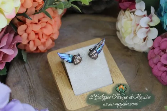 Boucles d'oreilles ailes brunes avec breloque abeille doree, sur socle
