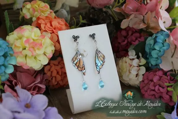 Boucles d'oreilles longues ailes papillon monarque avec perle bleue pendante
