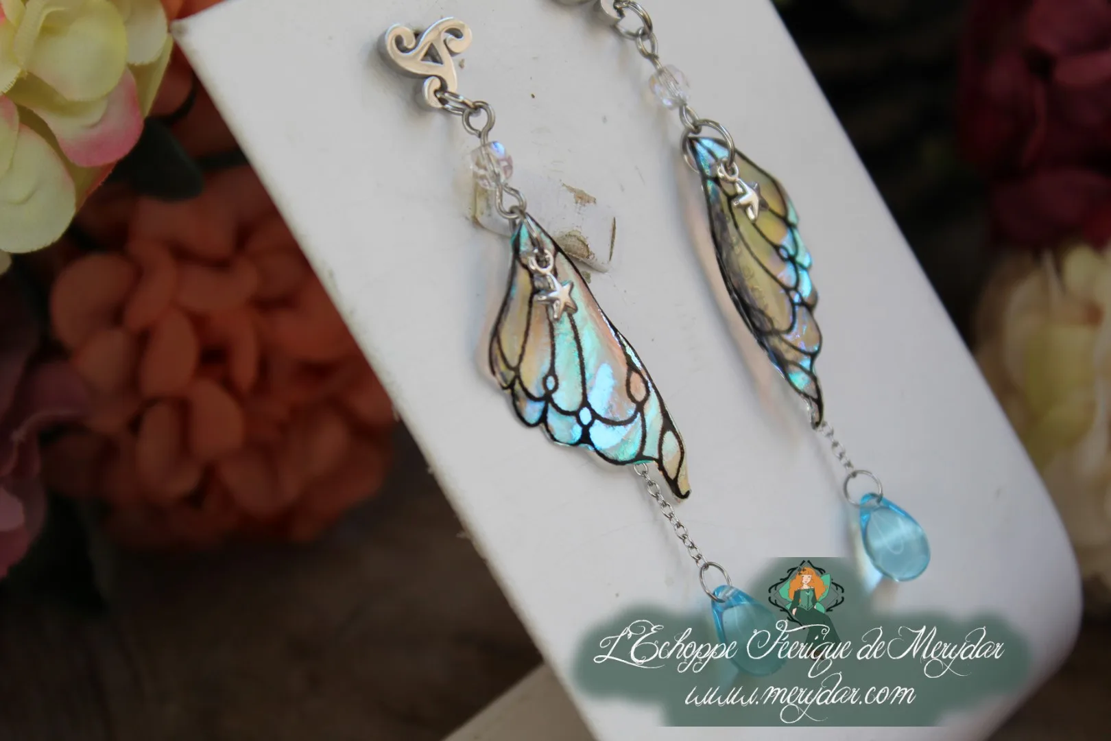 Boucles d'oreilles longues ailes vitrail multicolores avec breloque triquetra