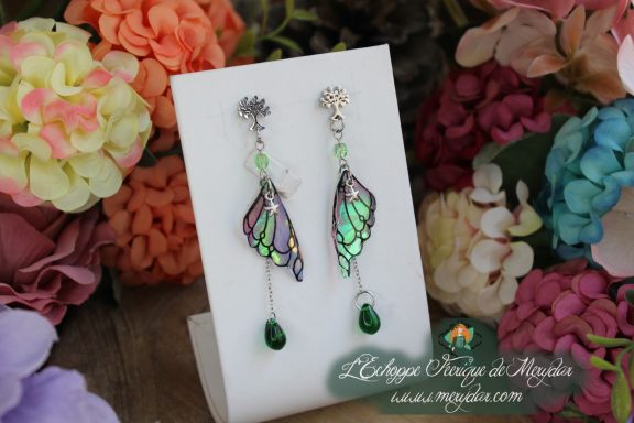 Boucles d'oreilles longues ailes vitrail turquoise vert avec perle verte pendante