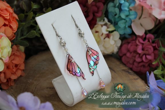 Boucles d'oreilles longues ailes papillon rose avec perle rose pendante