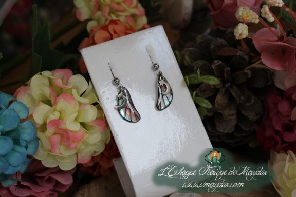 Boucles d'oreilles ailes asymetriques bleu violet, sur socle
