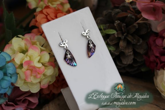 Boucles d'oreilles ailes asymetriques bleu violet avec attache filigrane, variante