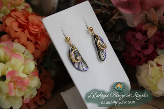 Boucles d'oreilles ailes asymetriques bleu violet avec attache lune doree