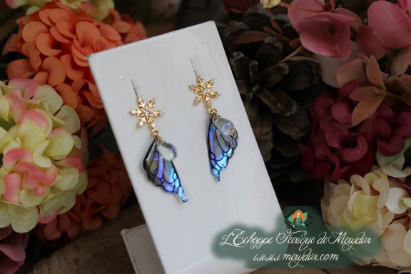 Boucles d'oreilles ailes asymetriques bleu violet avec attache etoile doree