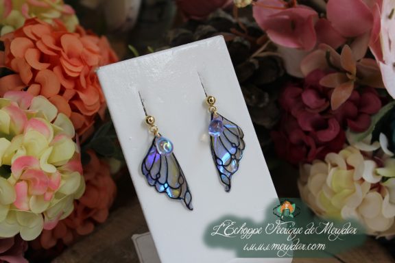 Boucles d'oreilles ailes asymetriques bleu violet avec attache doree