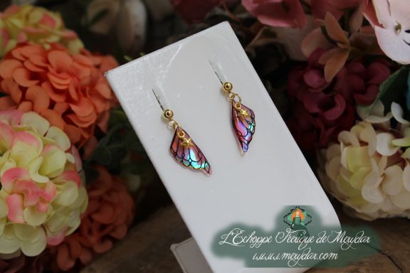 Boucles d'oreilles ailes asymetriques rose dore, sur socle