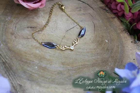 Bracelet dore avec ailes bleues doubles sur ramure et cristal