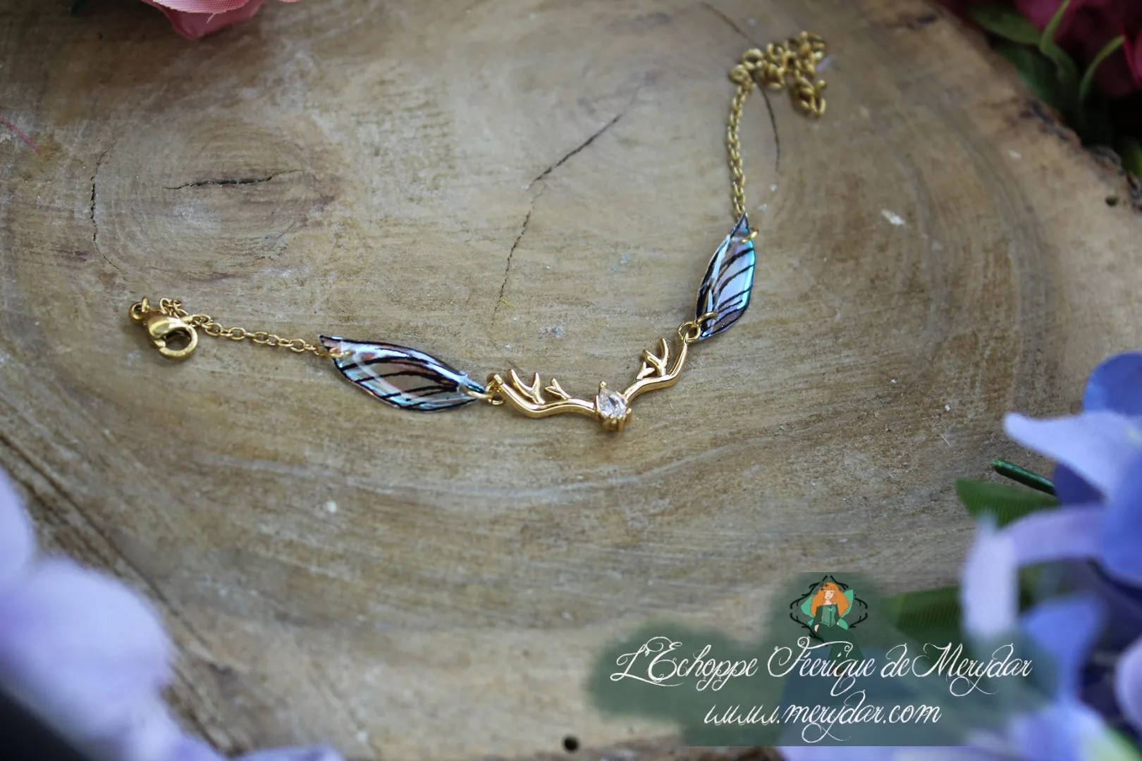 Bracelet dore avec aile bleu violet sur ramure et cristal, variante