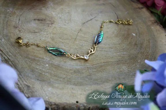 Bracelet dore avec aile bleu violet sur ramure et cristal, autre variante