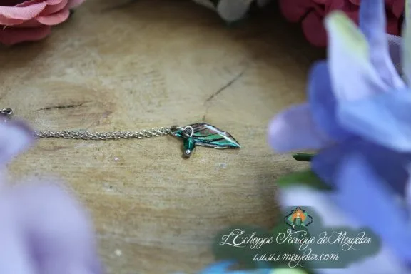 Pendentif petite aile bleue avec perle, sur chaine