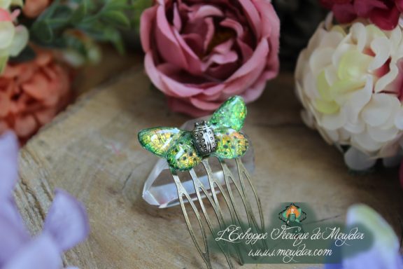 Peigne a cheveux papillon vert avec corps metallique texture