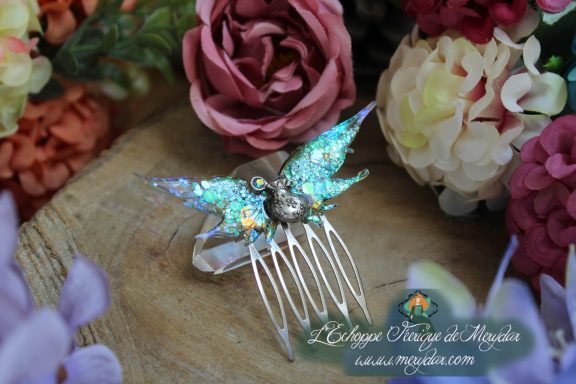 Peigne a cheveux papillon turquoise paillete avec corps metallique