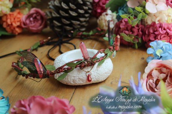 Bijou de front avec cristal rose et feuillage