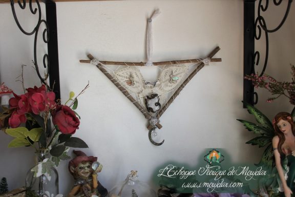 Attrape-soleil triangulaire suspendu avec breloques decoratives