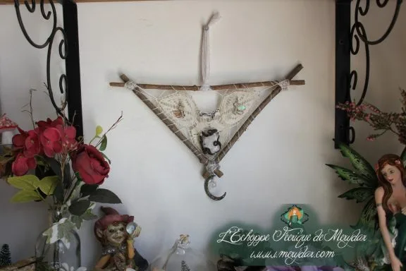Attrape-soleil triangulaire suspendu avec breloques decoratives