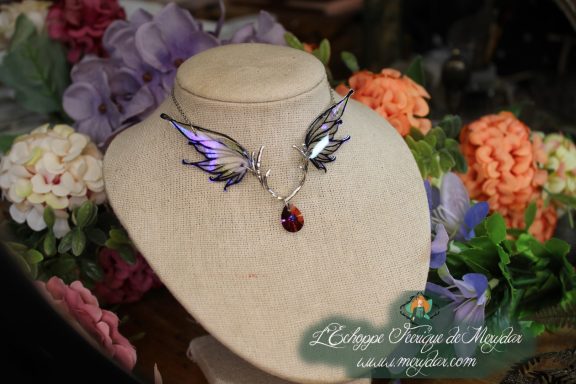 Collier double ailes de papillon argentees et noires avec petit pendentif rouge, sur buste