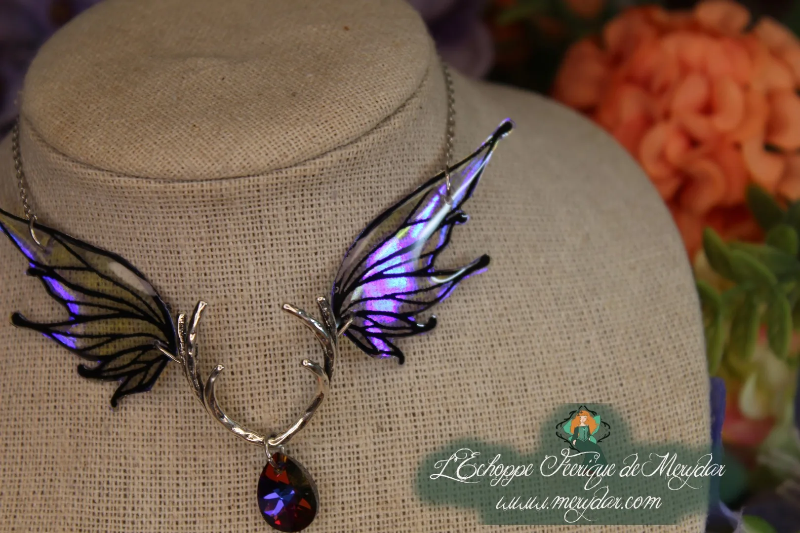 Collier double ailes de papillon violettes avec bois de cerf central et pendentif violet