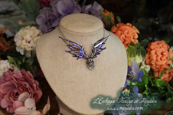 Collier double ailes de chauve-souris feerique violettes avec bois de cerf central, sur buste fleuri