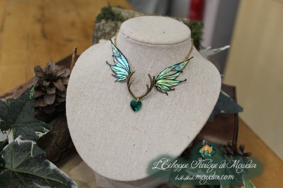 Collier ailes turquoise vertes formant un pendentif en V avec gemme turquoise, sur buste