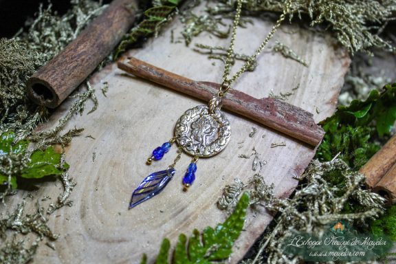 Pendentif medaillon rond en metal argente a motif animalier, breloque feuille bleue suspendue