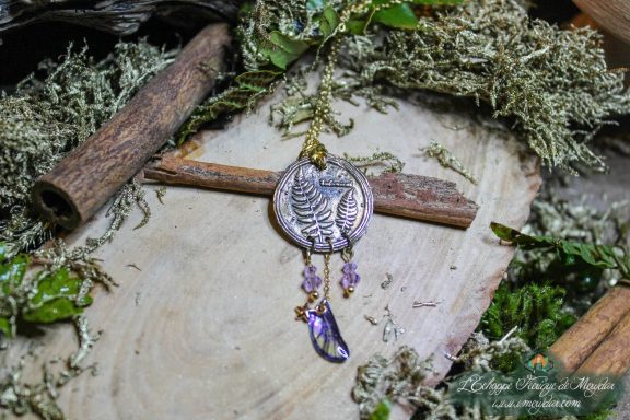 Pendentif medaillon rond en metal argente a motif fougere, breloque feuille violette suspendue