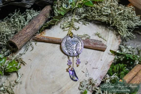 Pendentif medaillon rond en metal argente a motif fougere, breloque feuille violette suspendue