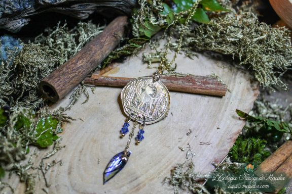 Pendentif medaillon rond en metal argente a motif texture, breloque feuille bleue suspendue