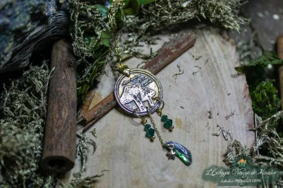 Pendentif medaillon rond en metal argente, breloque feuille turquoise suspendue