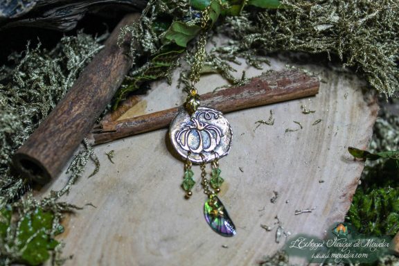 Pendentif medaillon rond en metal argente a motif automnal, breloque feuille ambree suspendue
