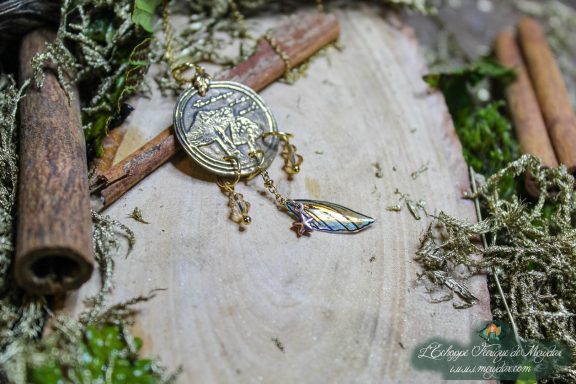 Pendentif medaillon rond en metal argente a motif feuille, breloque feuille suspendue