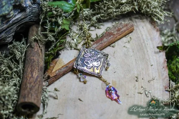 Pendentif carre orne en metal argente a motif libellule, breloque irisee suspendue