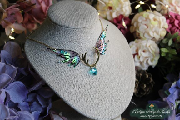 Collier aile de papillon violette et noire avec branche bois de cerf et pendentif rouge