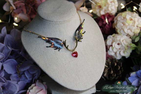 Collier aile de papillon violette et grise avec branche bois de cerf et pendentif rouge