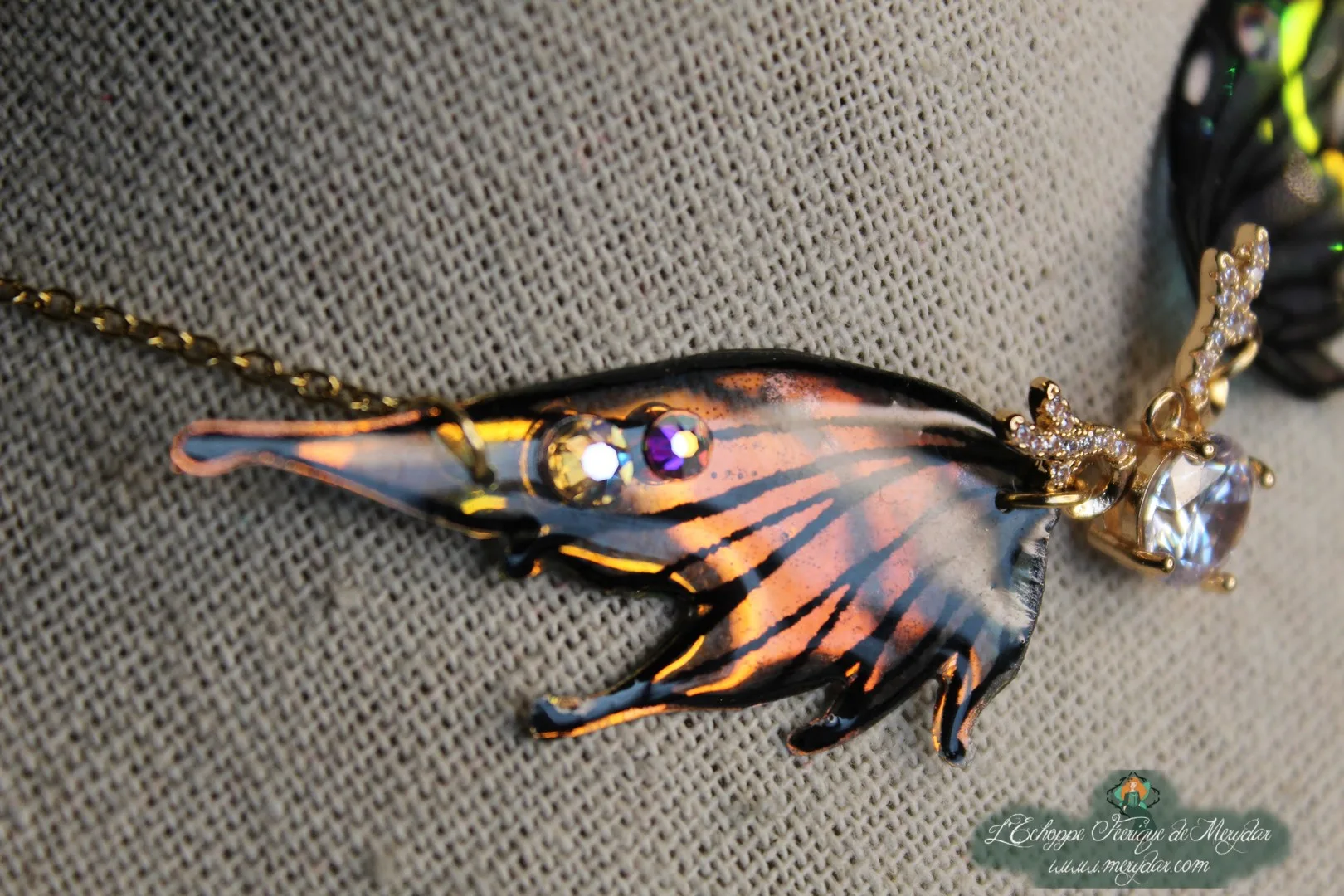 Collier aile de papillon orange et noire avec couronne doree et gros cristal