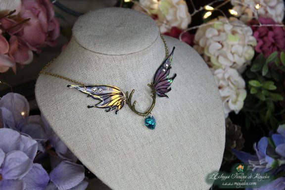 Collier aile de papillon violette et jaune avec couronne doree et pendentif turquoise